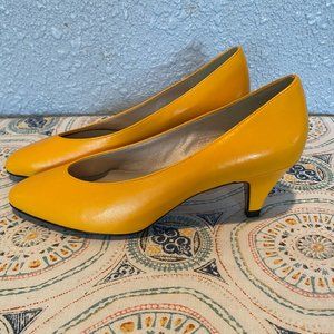VTG Vintage Life Stride Women's Size 6.5 Yellow Pumps